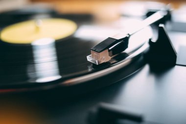 Müzik çalan gramofon plaklı bir pikap. Gramofon, vinil, lp, turntable iğnesi