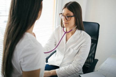 Hastanede çalışan genç bir doktor.