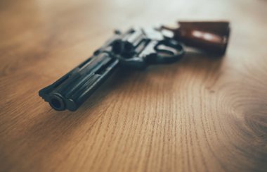 Tahta arka planda tabanca