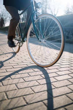 Gün batımında bisiklet sürmek. Bisiklet sürerken alçak açı