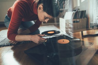 Pikapta evinden plak çalan genç bir ses delisi. Vinil plakların tadını çıkar