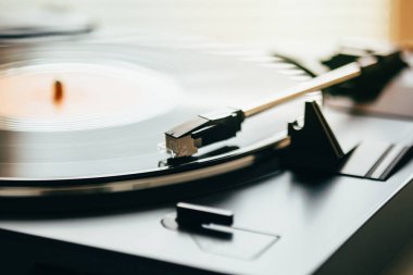 Müzik çalan vinil plaklı bir pikap. Gramofonda plak kaydı