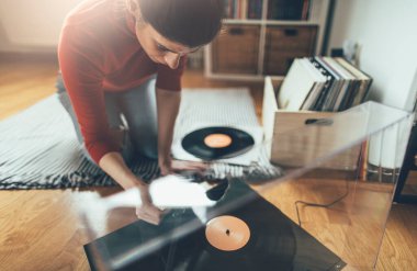 Pikapta evinden plak çalan genç bir ses delisi. Vinil plakların tadını çıkar