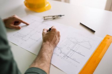 Ofis masası arka planında mimari kağıt bina tasarımı