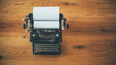 Ahşap masadaki retro daktilo. Vintage daktilo makinesinin yüksek açılı görünümü