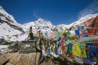 Himalayalar 'ın zirveleri. Annapurna ana kampından Machapuchare tepesi manzarası