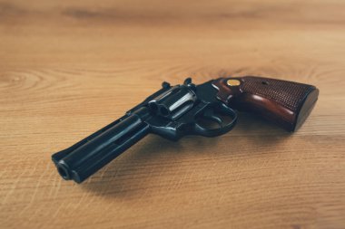 Tahta zemin üzerinde tabanca, boşluğu kopyala