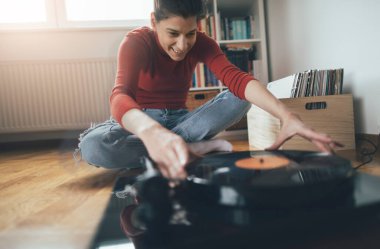 Pikapta favori plağı çalan işitsel-ofisin seçici odağı