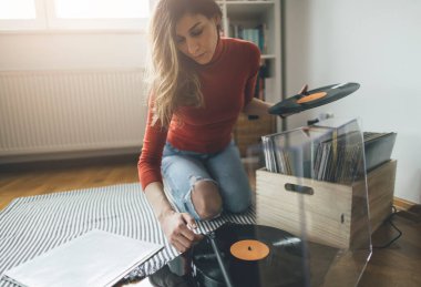 Pikapta evinden plak çalan genç bir ses delisi. Vinil plakların tadını çıkar