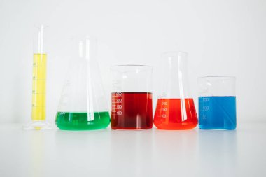 Renkli sıvılarla dolu laboratuvar bardakları. Laboratuvar ekipmanları, kimyasal, bilim, araştırma