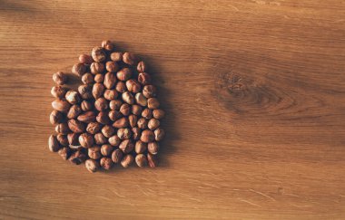 Ahşap arka planda fındık yığını. Bir yığın fındık.