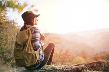 Sırt çantalı kadın.