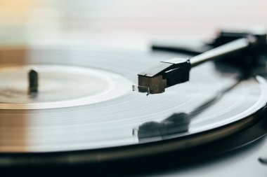 Müzik çalan vinil plaklı bir pikap. Gramofonda plak kaydı