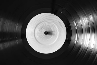 Spinnig vinil plağın siyah beyaz fotoğrafı