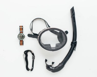 Serbest dalış ekipmanlarıyla yatıyordu. Maskeli şnorkel, dalış saati ve bilgisayar