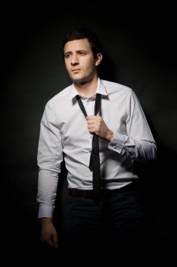 Stüdyoda genç bir adamın portresi