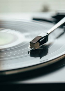 Müzik çalan vinil plaklı bir pikap. Gramofonda plak kaydı