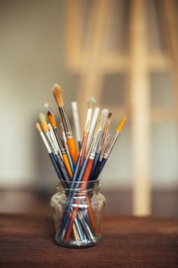 Sanatçının stüdyosunda boya fırçaları kavanozda