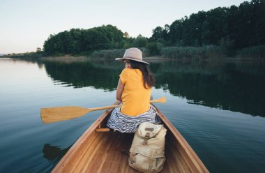 Utangaç kanocu kız arkasını kolluyor.