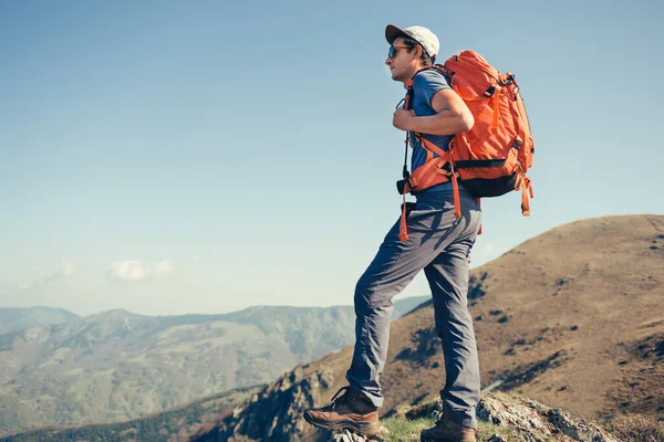 Homem Turista Com Uma Mochila Caminhadas Nas Montanhas — Fotografia de Stock