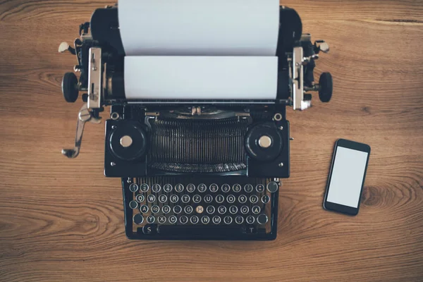 Ancienne Machine Écrire Avec Smartphone Sur Fond Bois Business Concept — Photo