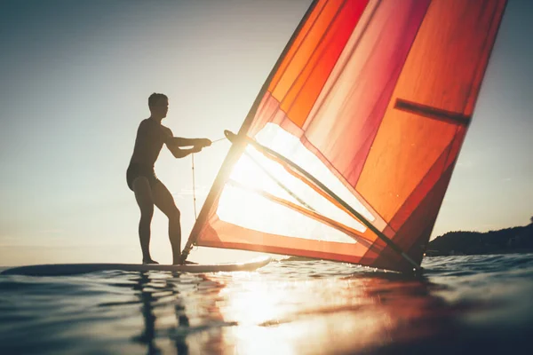 Anak Muda Mengangkat Papan Selancar Angin Berlayar Surfer Menyeimbangkan Pada — Stok Foto