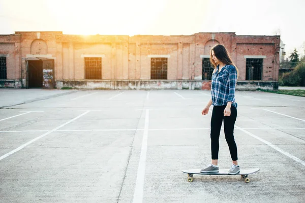 Jong Tiener Meisje Met Skateboard Buiten — Stockfoto