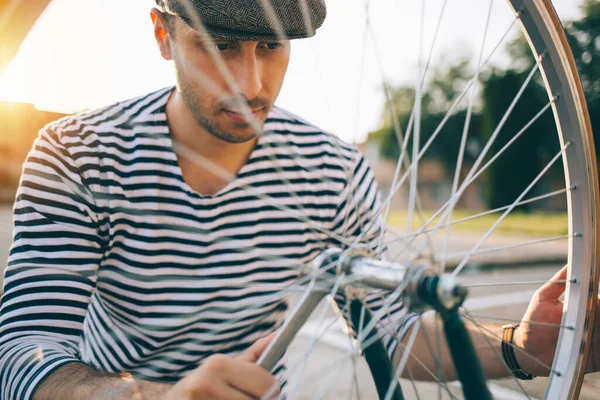 Junge Mit Grauem Hut Repariert Fahrrad Freien — Stockfoto