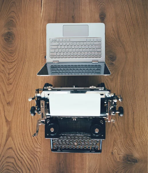 Nouveau Portable Vieille Machine Écrire Sur Table Bois — Photo