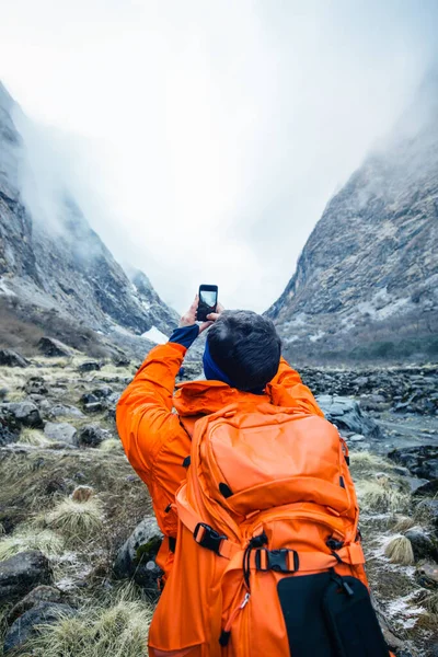 Hiker Mengambil Foto Tampilan Belakang — Stok Foto