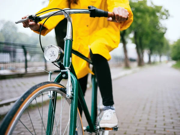 กสาวในเส อโค เหล กรยานในสวนสาธารณะ — ภาพถ่ายสต็อก