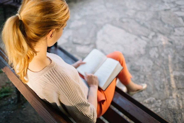 Wanita Duduk Bangku Dan Membaca Buku — Stok Foto