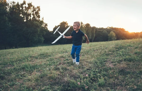 Anak Tersenyum Bermain Dengan Model Pesawat Terbang Boy Mimpi Tentang — Stok Foto