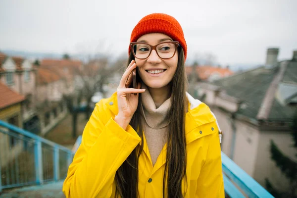 Молода Жінка Жовтому Плащі Допомогою Смартфона — стокове фото
