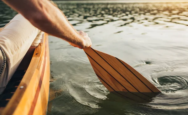 Seorang Pria Berlayar Atas Perahu Sungai Saat Matahari Terbenam — Stok Foto