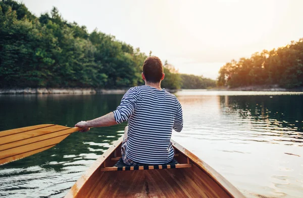 Hombre Con Camisa Marinera Remando Lago Atardecer Piragüismo Remo Deportes —  Fotos de Stock