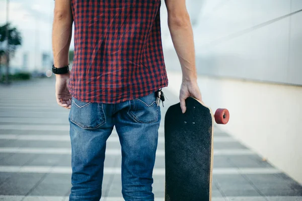 Mittelteil Des Skateboarders Steht Mit Skate Auf Straße — Stockfoto