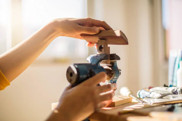 Levigatura Del Legno Primo Piano Delle Mani Femminili Con Carta — Foto Stock