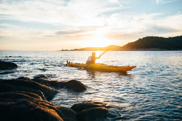 Hombre Kayak Agua Mar Exuberante Amanecer Hora Verano —  Fotos de Stock