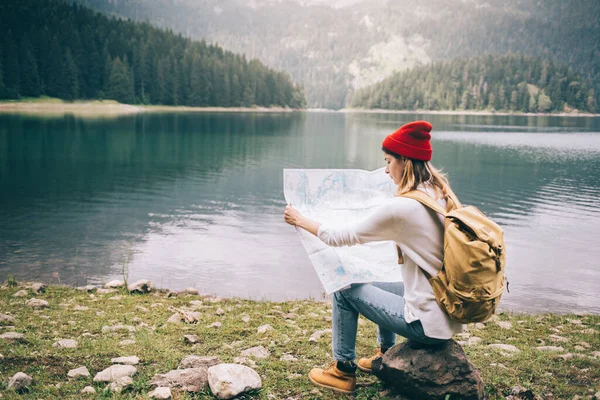 Dağların Gölün Arkasında Sırt Çantalı Bir Kız Turist — Stok fotoğraf