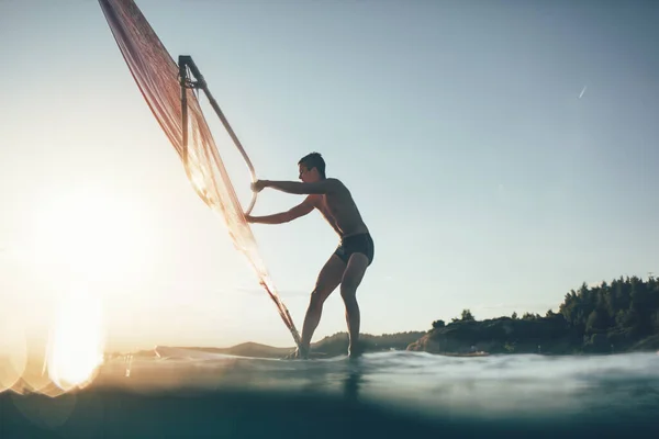 Silueta Surfista Navegando Tabla Windsurf — Foto de Stock