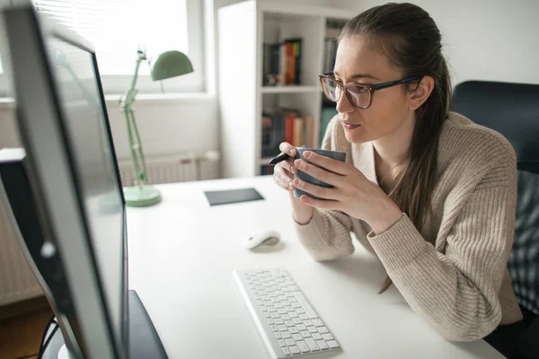 Una Joven Programando Oficina Joven Programadora Leyendo Códigos Computadora Escritorio —  Fotos de Stock