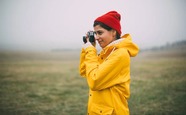 Fotografer Muda Hiking Menikmati Pengambilan Gambar Berkabut Pemandangan Pada Hari — Stok Foto