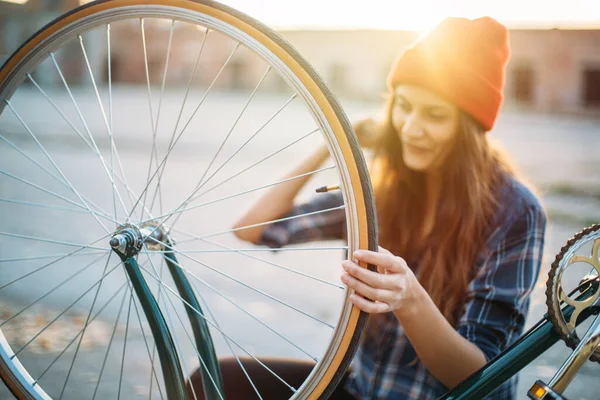 Menina Bonito Chapéu Vermelho Fixando Sua Bicicleta Livre — Fotografia de Stock