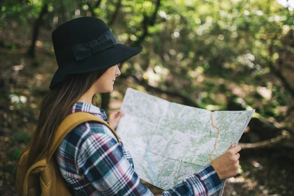 Dívka Turista Drží Mapu Průvodce — Stock fotografie