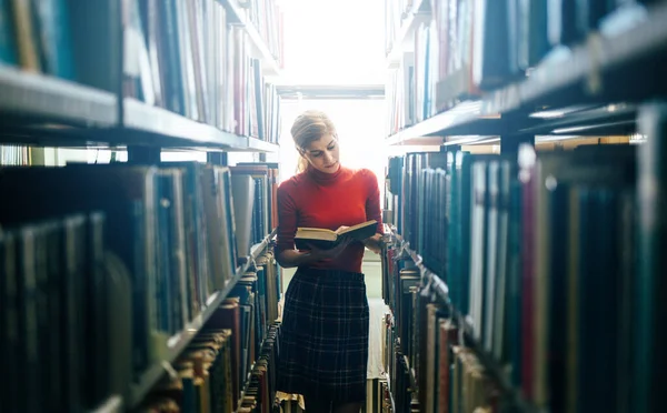 Jovem Mulher Bonita Biblioteca — Fotografia de Stock