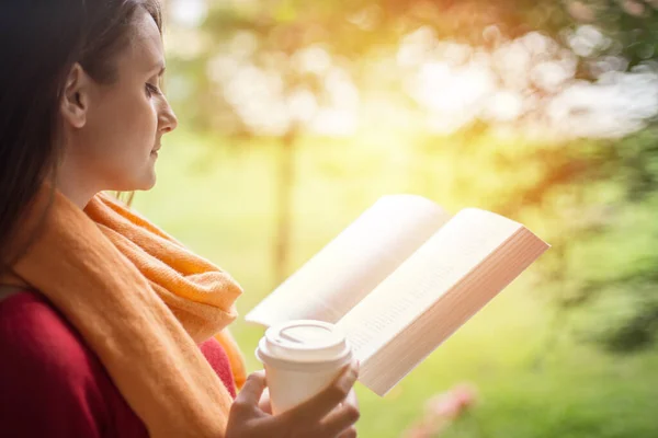 Vrouw Die Boek Leest Buiten Koffie Drinkt — Stockfoto