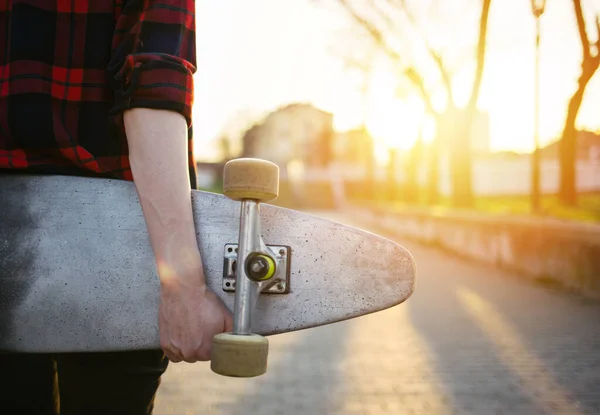 Jong Tiener Meisje Met Skateboard Buiten — Stockfoto