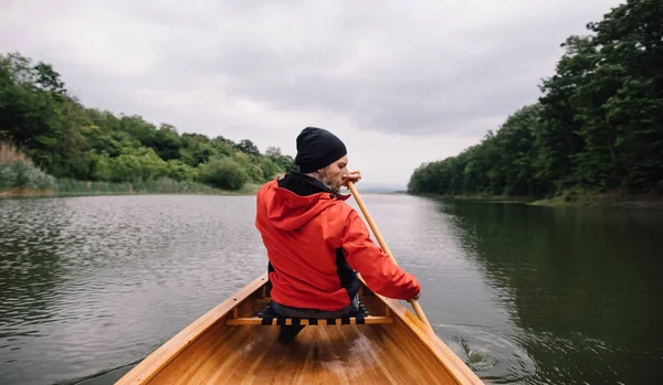 Piragüismo Lluvioso Vista Trasera Canoa Hombre Remando —  Fotos de Stock