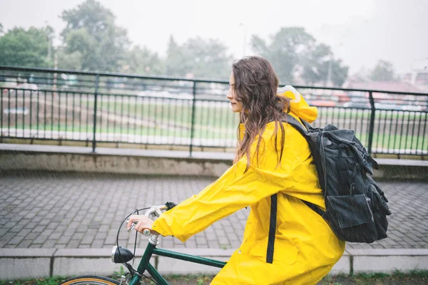 Gadis Muda Bermantel Kuning Mengendarai Sepeda Taman — Stok Foto